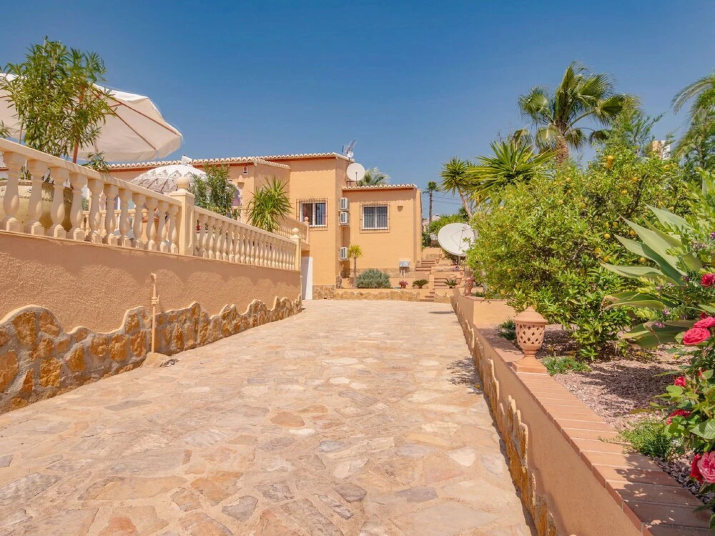 Villa With Very Spacious Terrace, Beautiful View of the Mountains & Private Pool