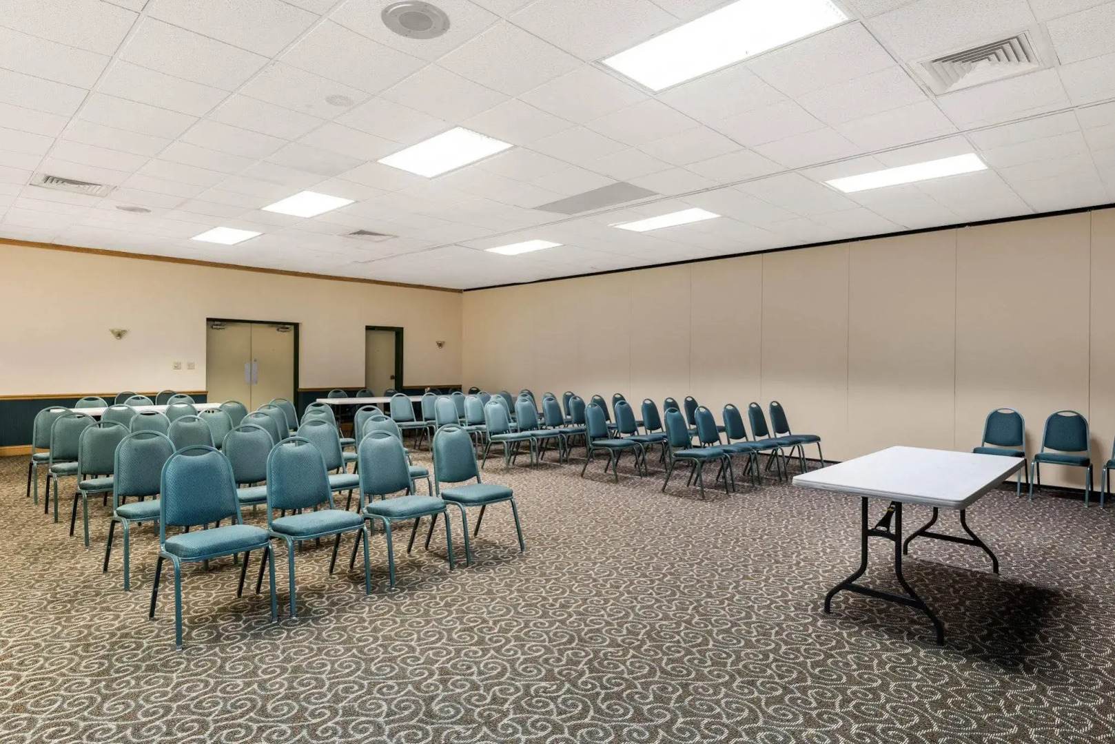 Econo Lodge Inn & Suites Triadelphia - Wheeling