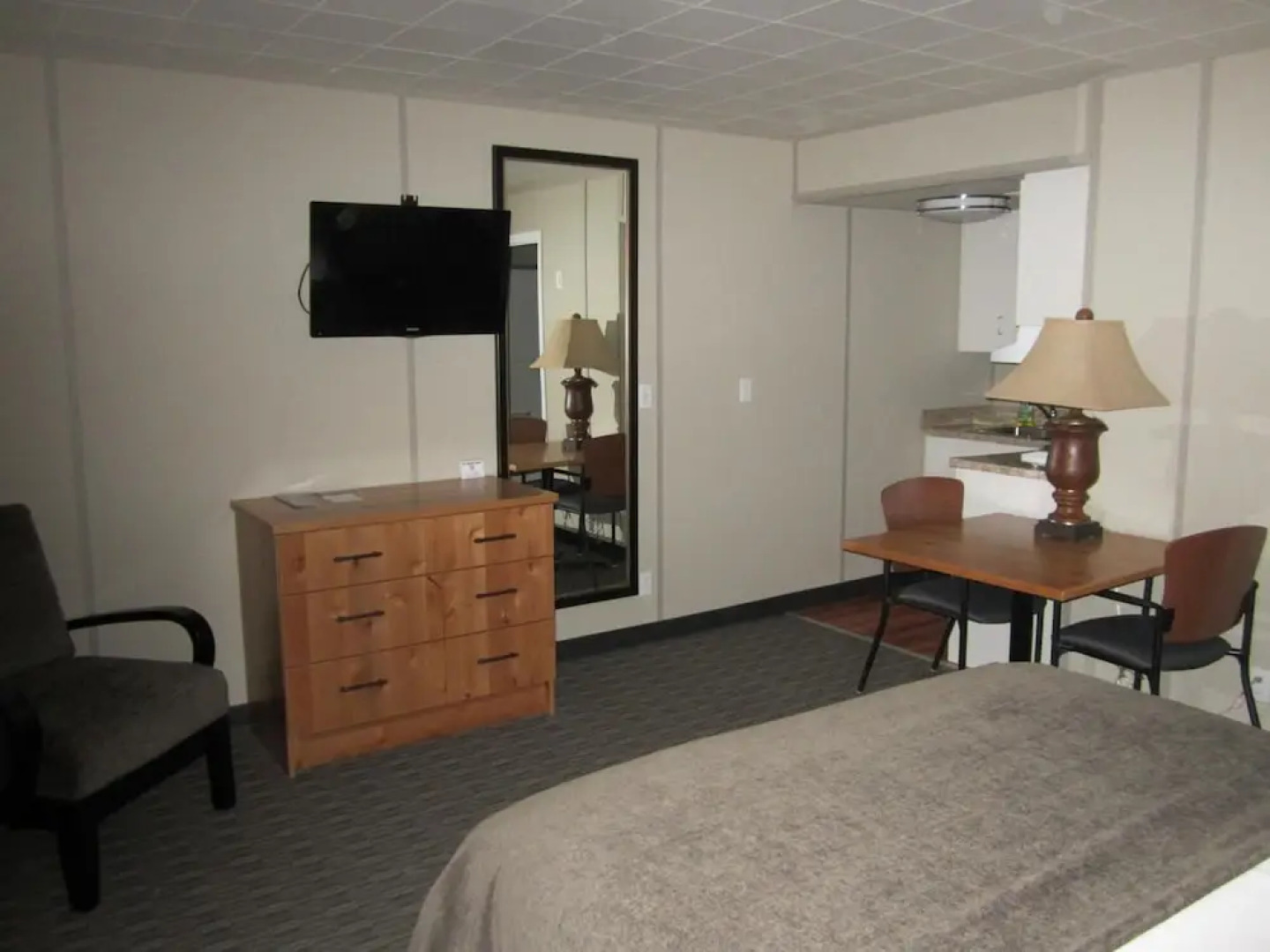 Triple J Hotel & Cabins