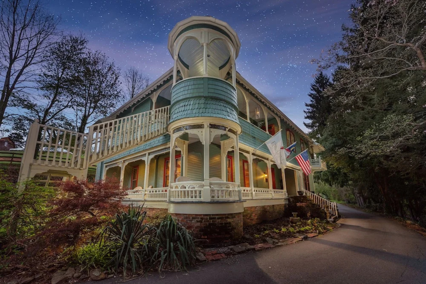 Honey Hill Inn & Cabins at Engadine