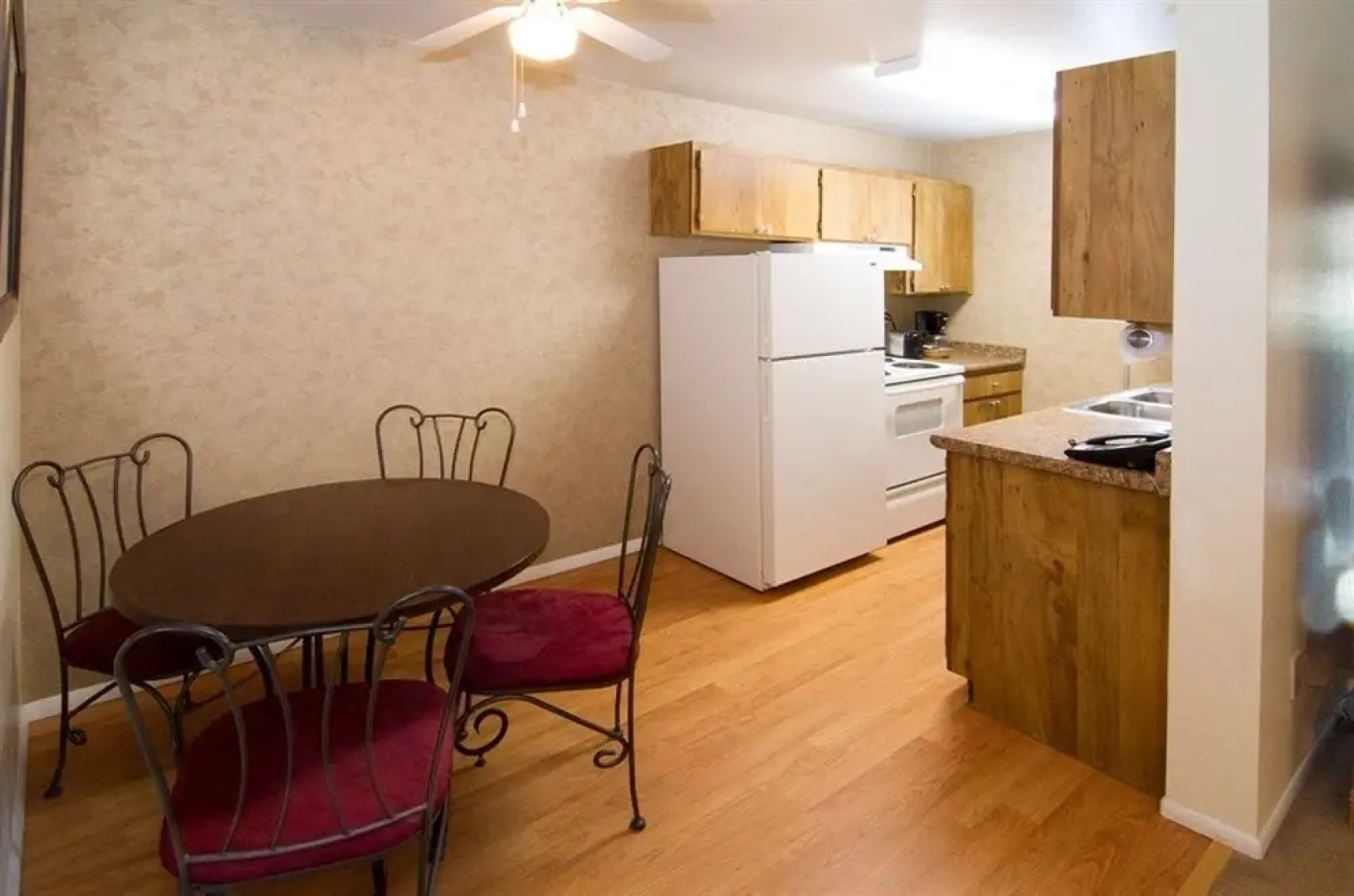 River Oaks Suites & Apartments