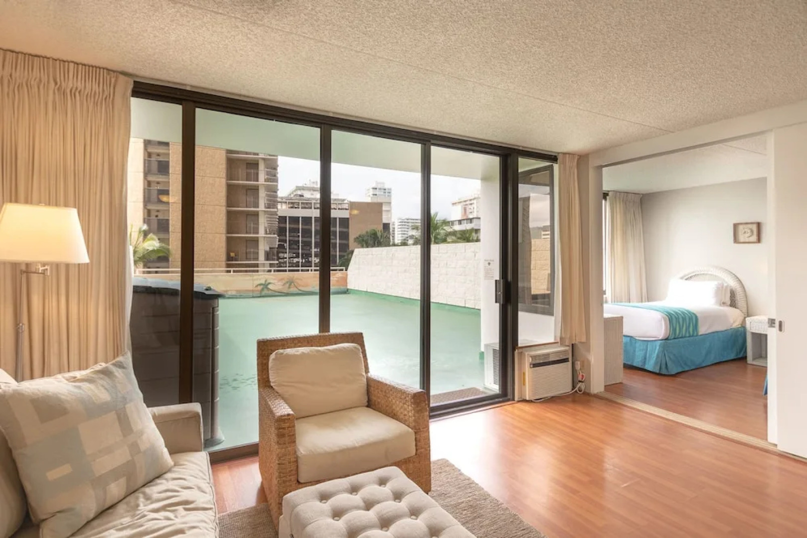 Waikiki Banyan - Pool Deck Level Tower 1 Suite 610