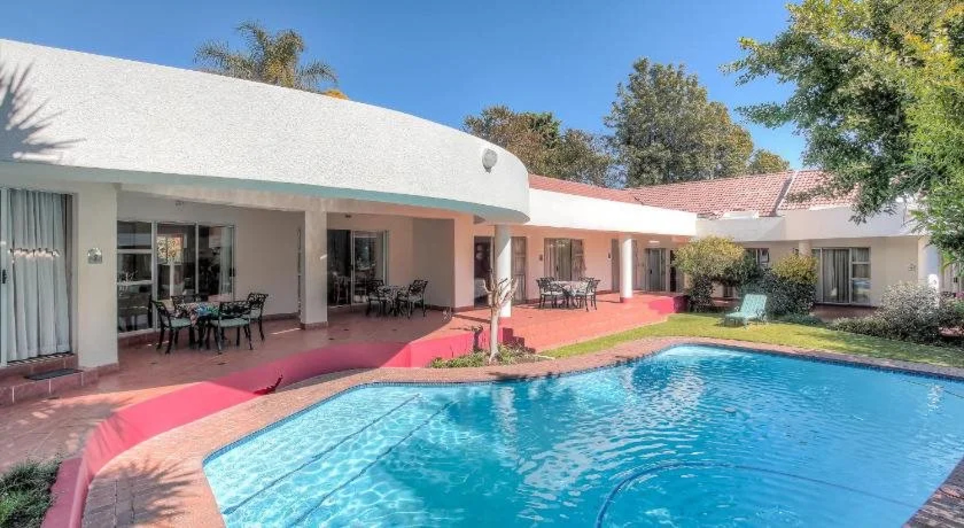 Woodmead Guest Lodge