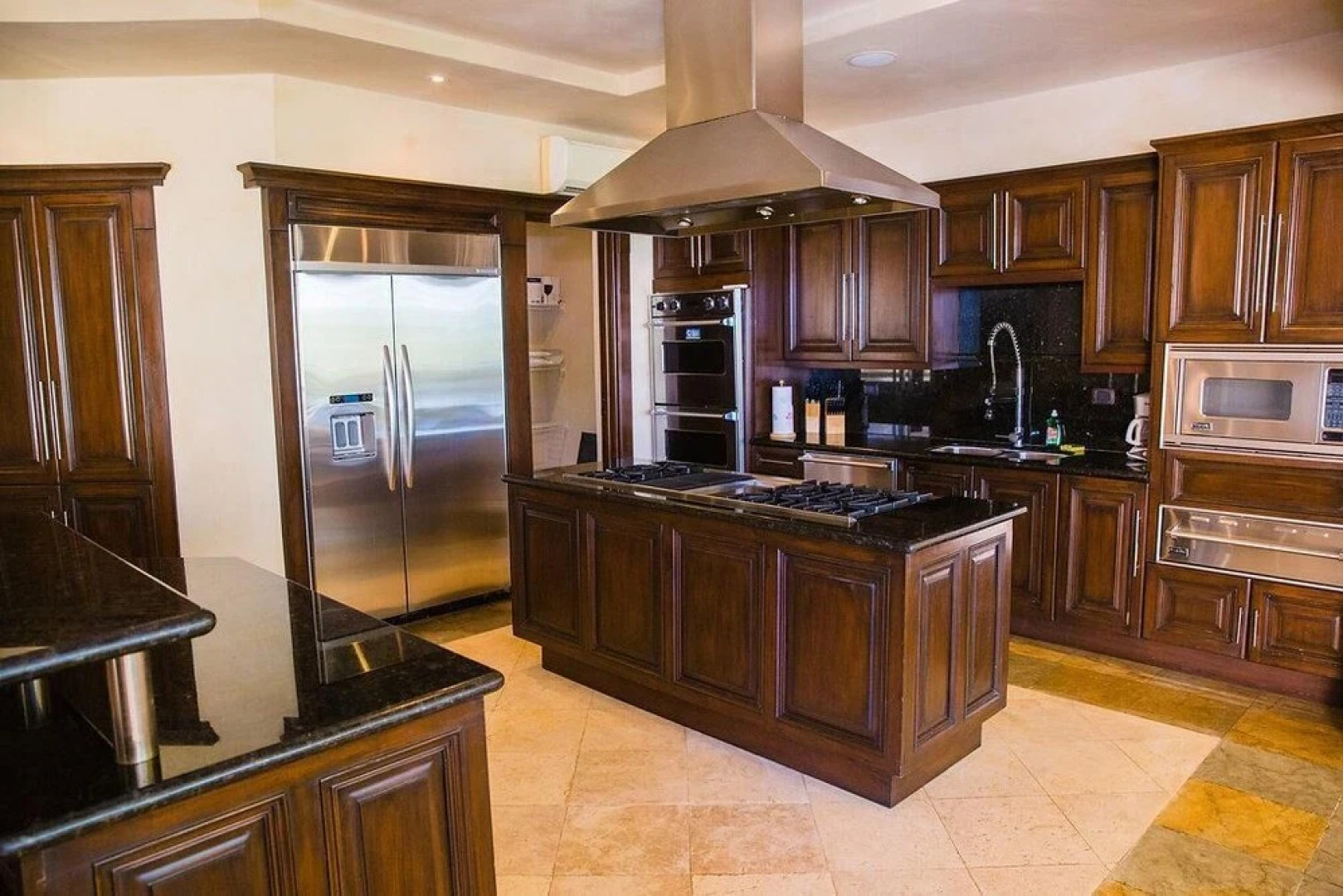 Luxurious Beachfront Mansion with a Stunning Infinity Pool in Playa Flamingo