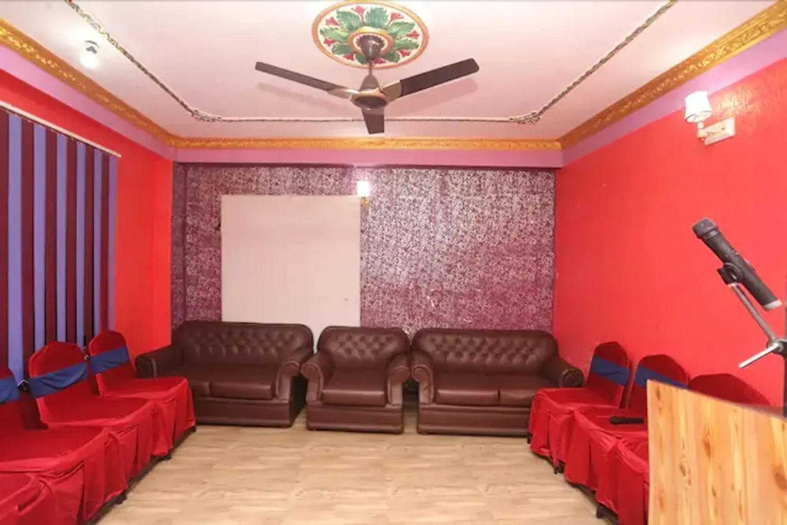 OYO 711 Hotel Mustang Plaza