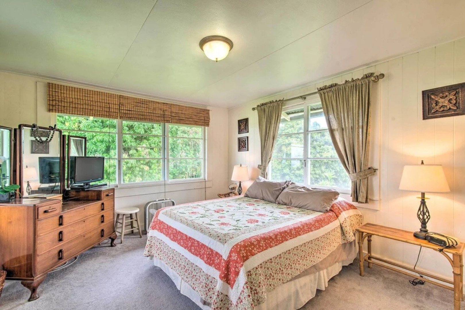 Hilo Home Base - 3 Miles to State Park & Beach!