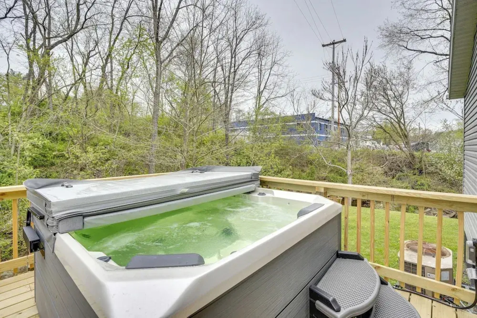 Serene Zanesville Getaway: Hot Tub, 2 Decks!
