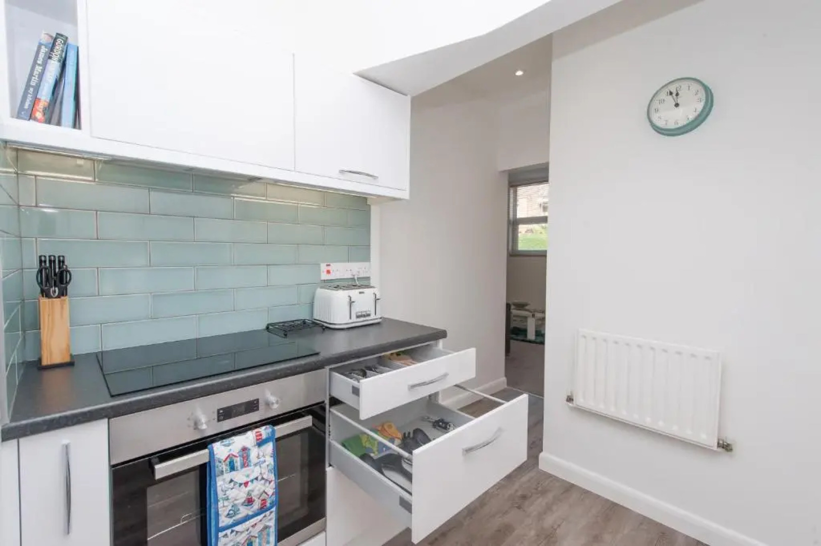 Two bed ground floor apartment, sleeps six, free parking and high speed Wifi