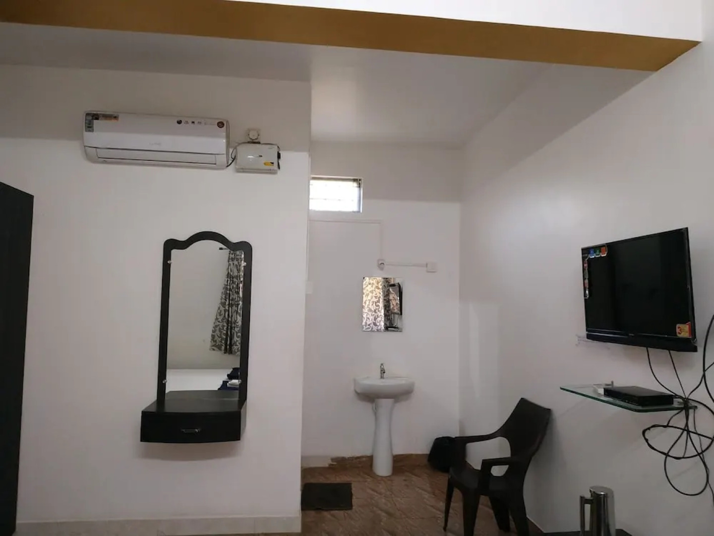 Iroomz Hotel Gananjaya - Hostel