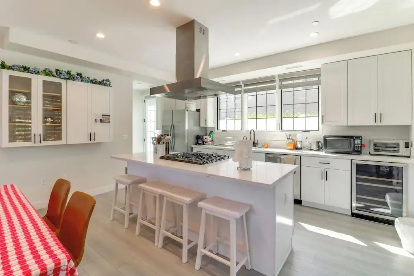 Shop, Dine & Explore Pasadena! The Lincoln Home