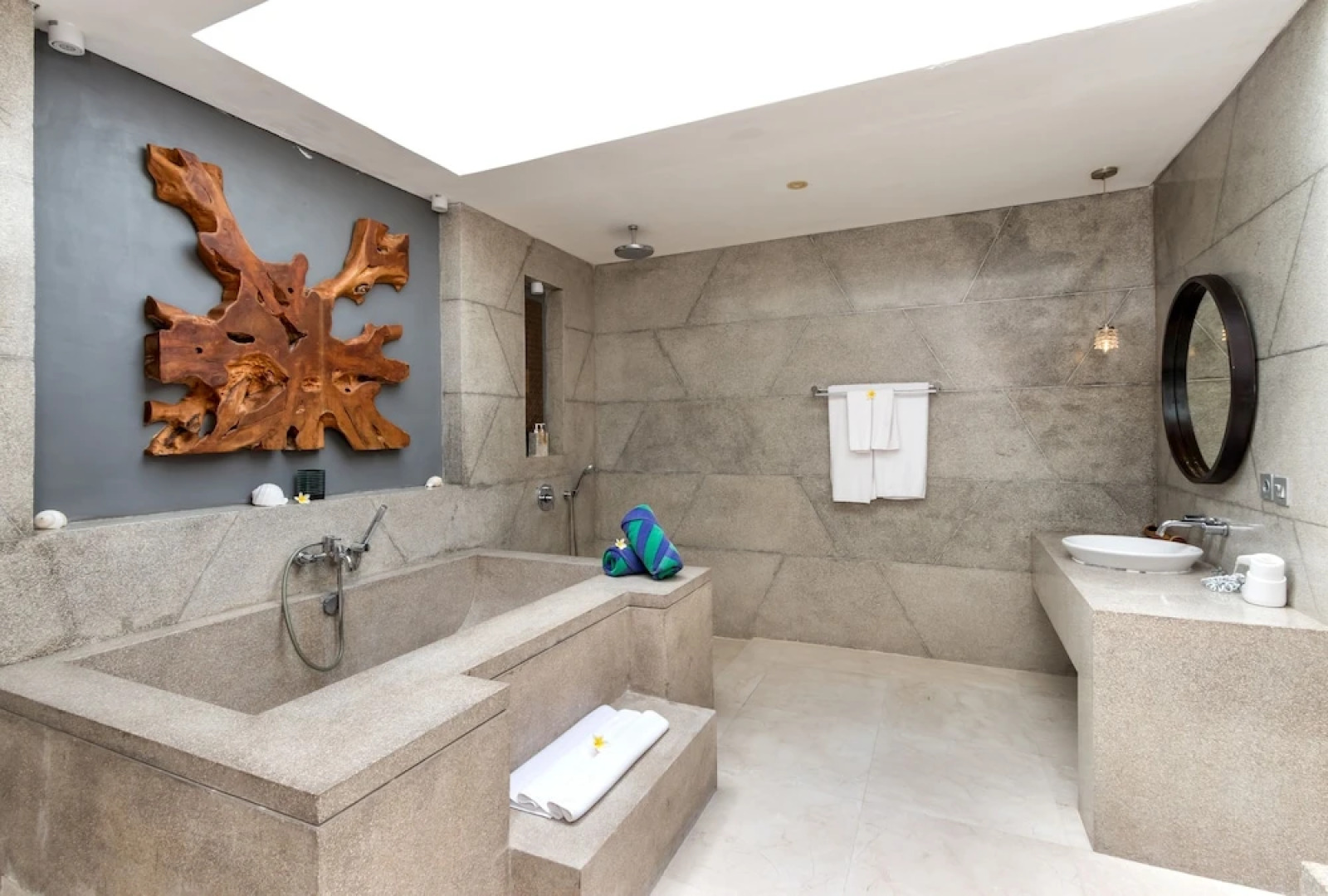 Wonderful Oceanfront 3 Br Villa in Seminyak