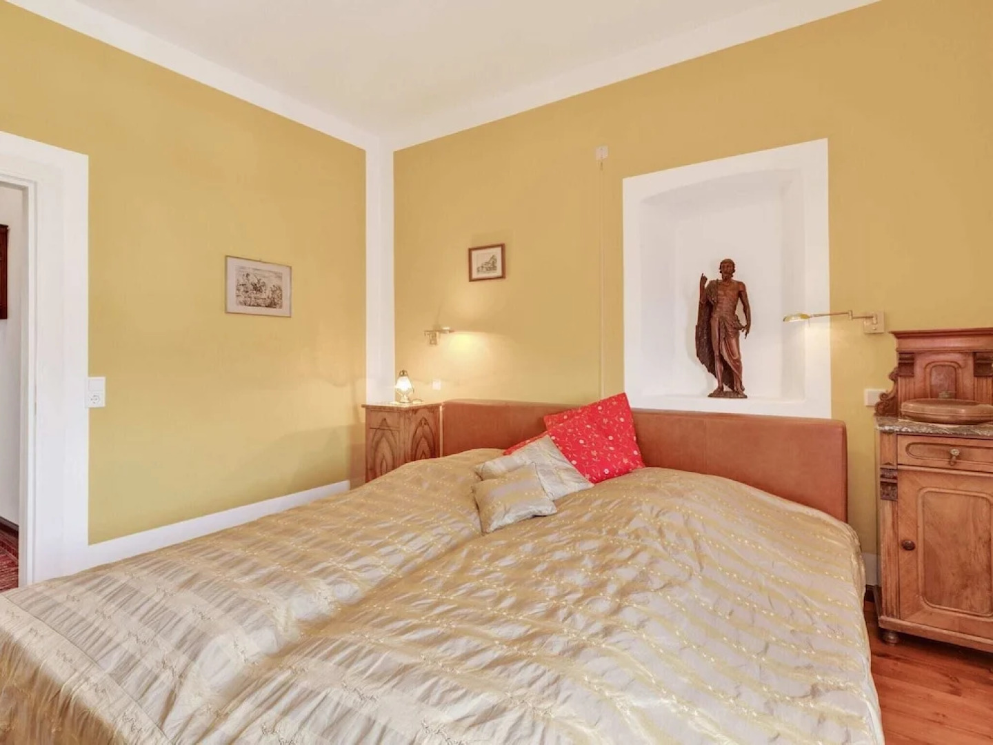 Lavish Castle in Riedenburg with Garden near Lake