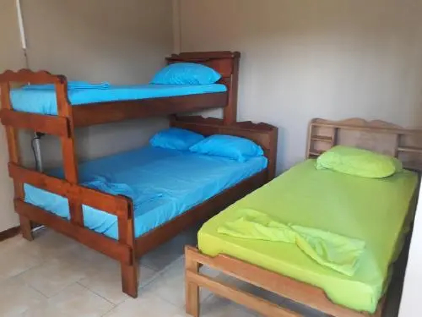 Rumanija's Airport Rooms