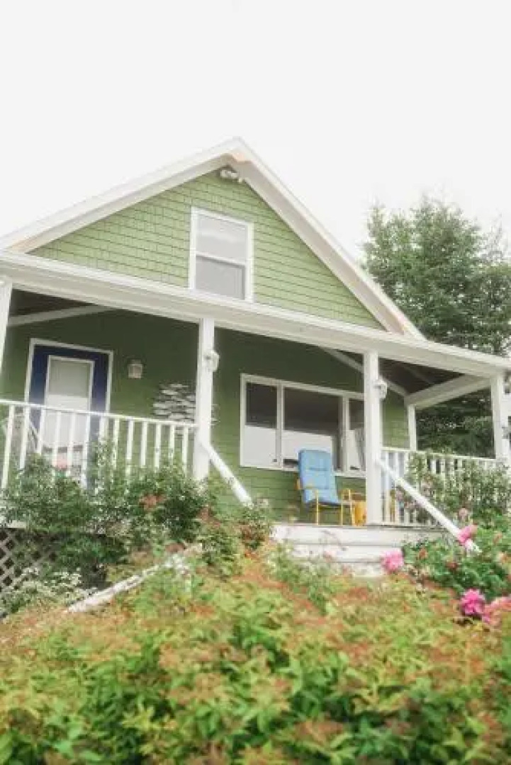 The Water's Edge Inn & Gallery