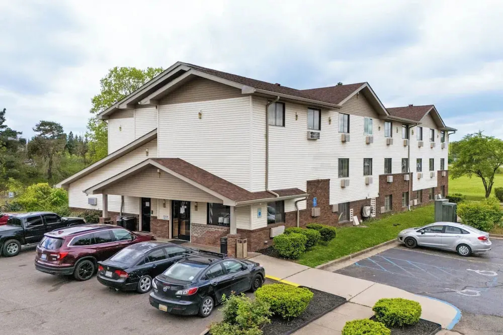 Super Inn by OYO Lansing MI