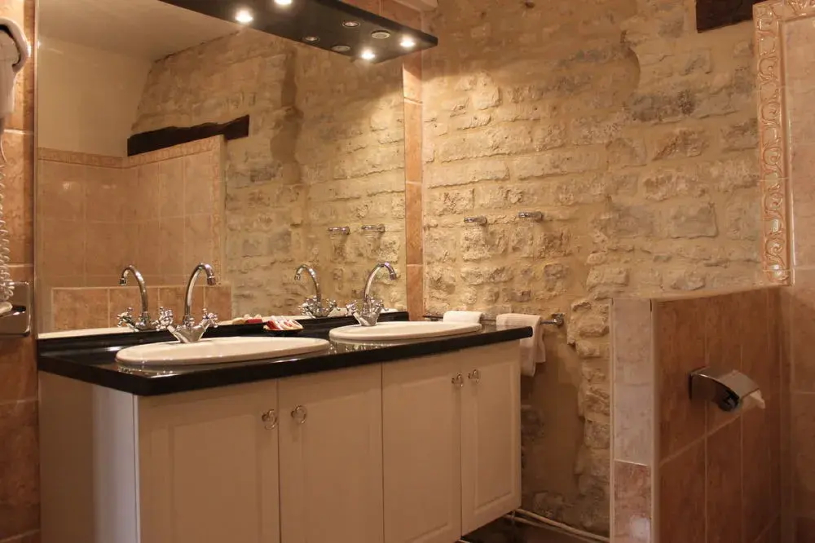 Le Tardif, Noble Guesthouse