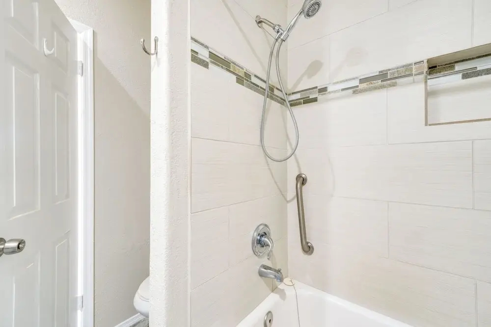 Pool, Putting Green & Games: Chandler Home!