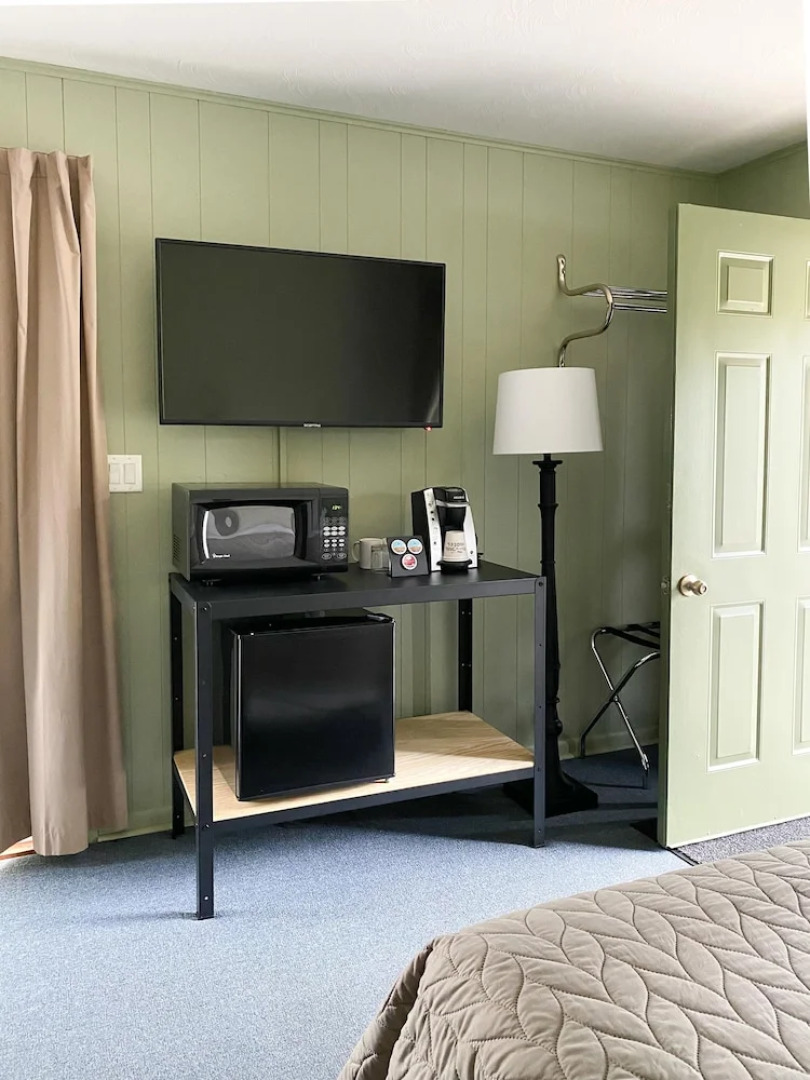 The River Hills Motel - Algoma, WI - Near Door County