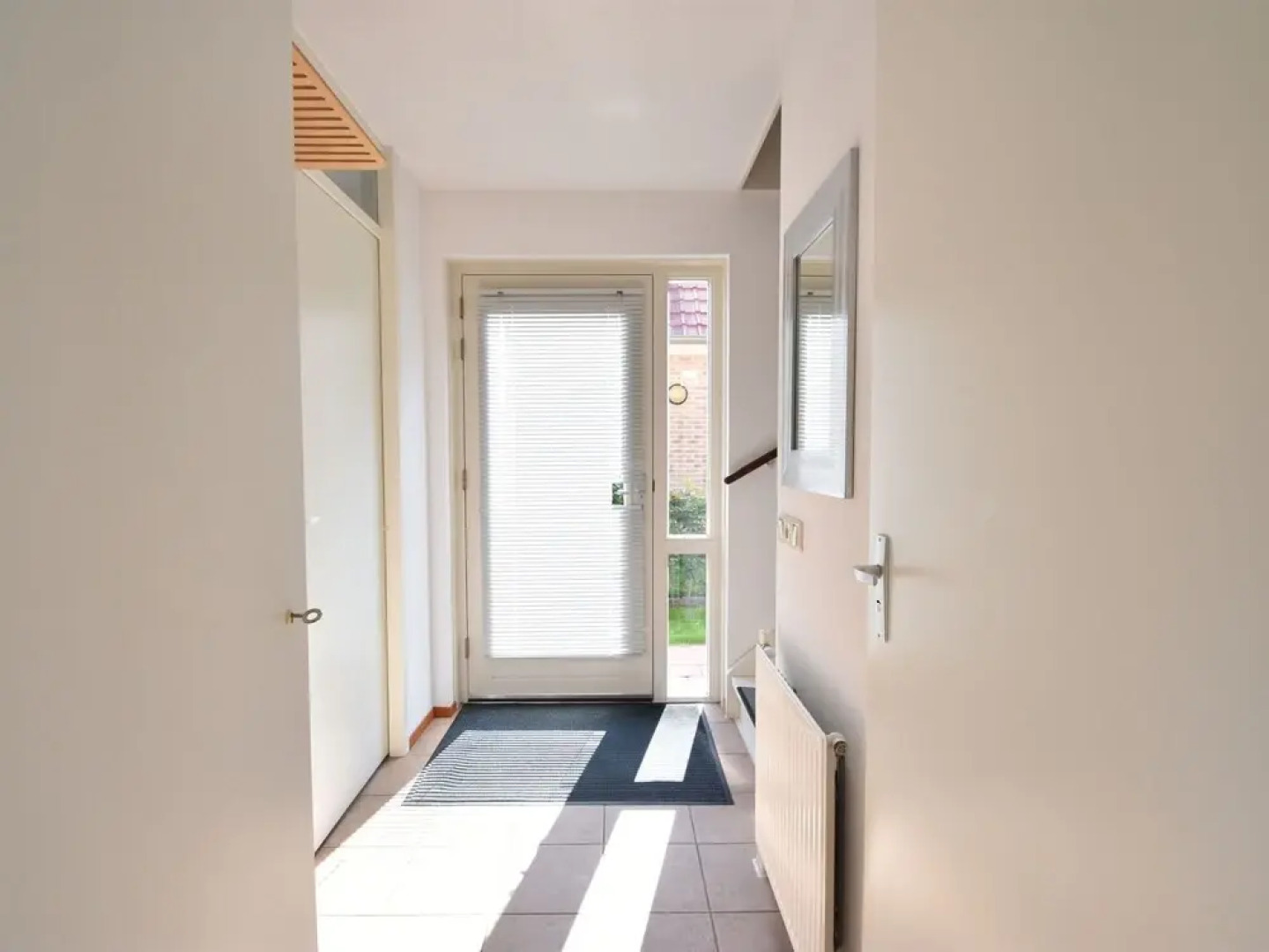 Attractive Holiday Home in Zonnemaire by the Lake