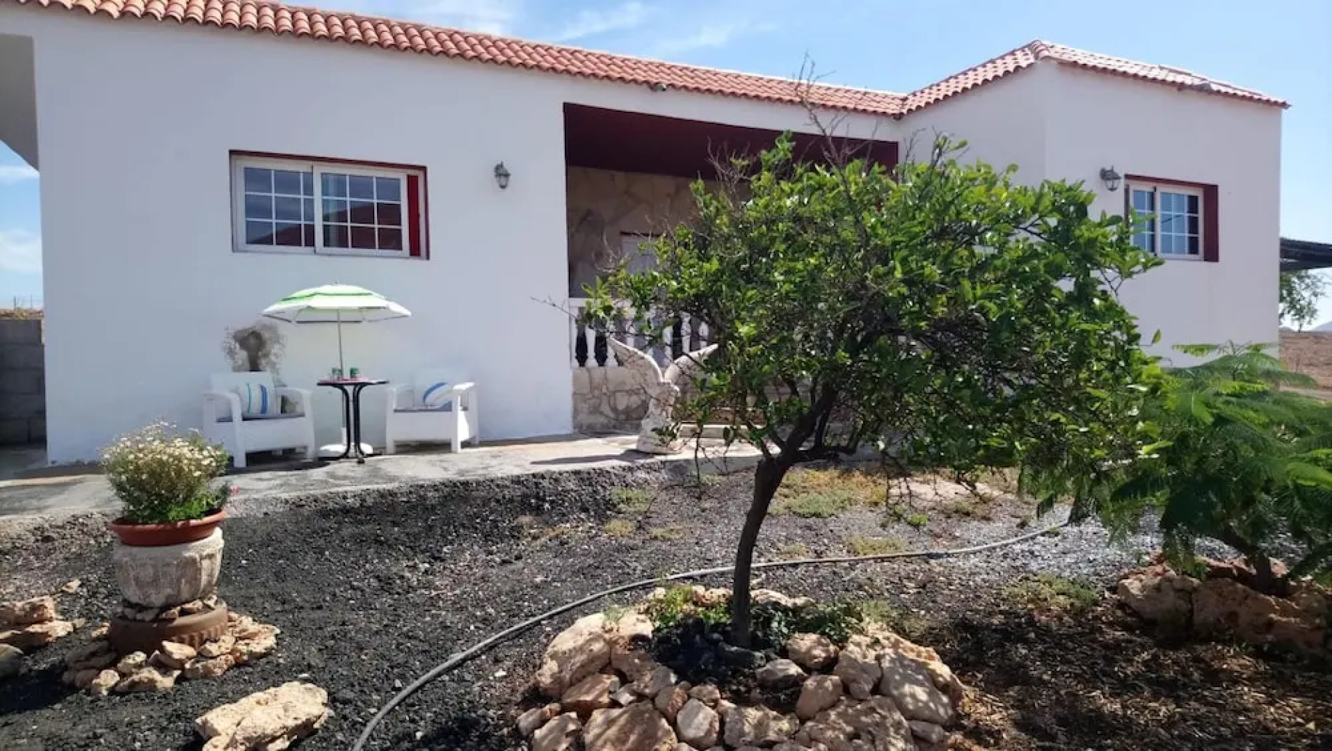 Studio in Tuineje, With Wonderful Mountain View, Enclosed Garden and Wifi