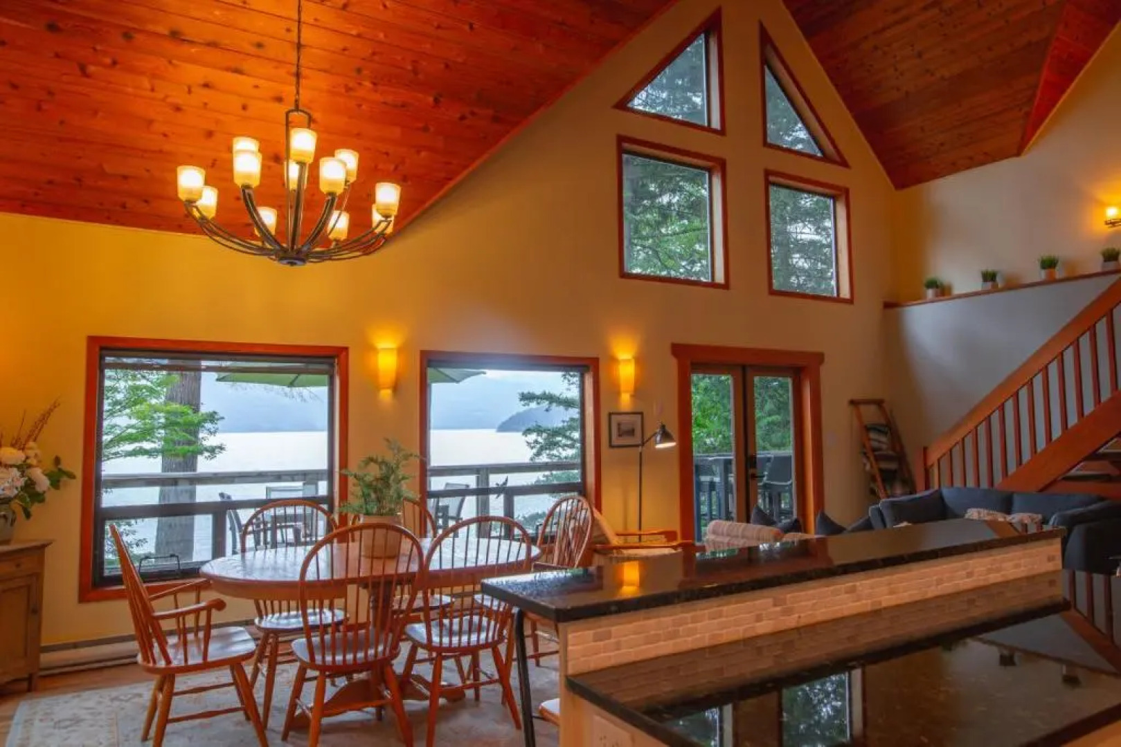 The Overlook, Luxury Lakeside Home with Dock