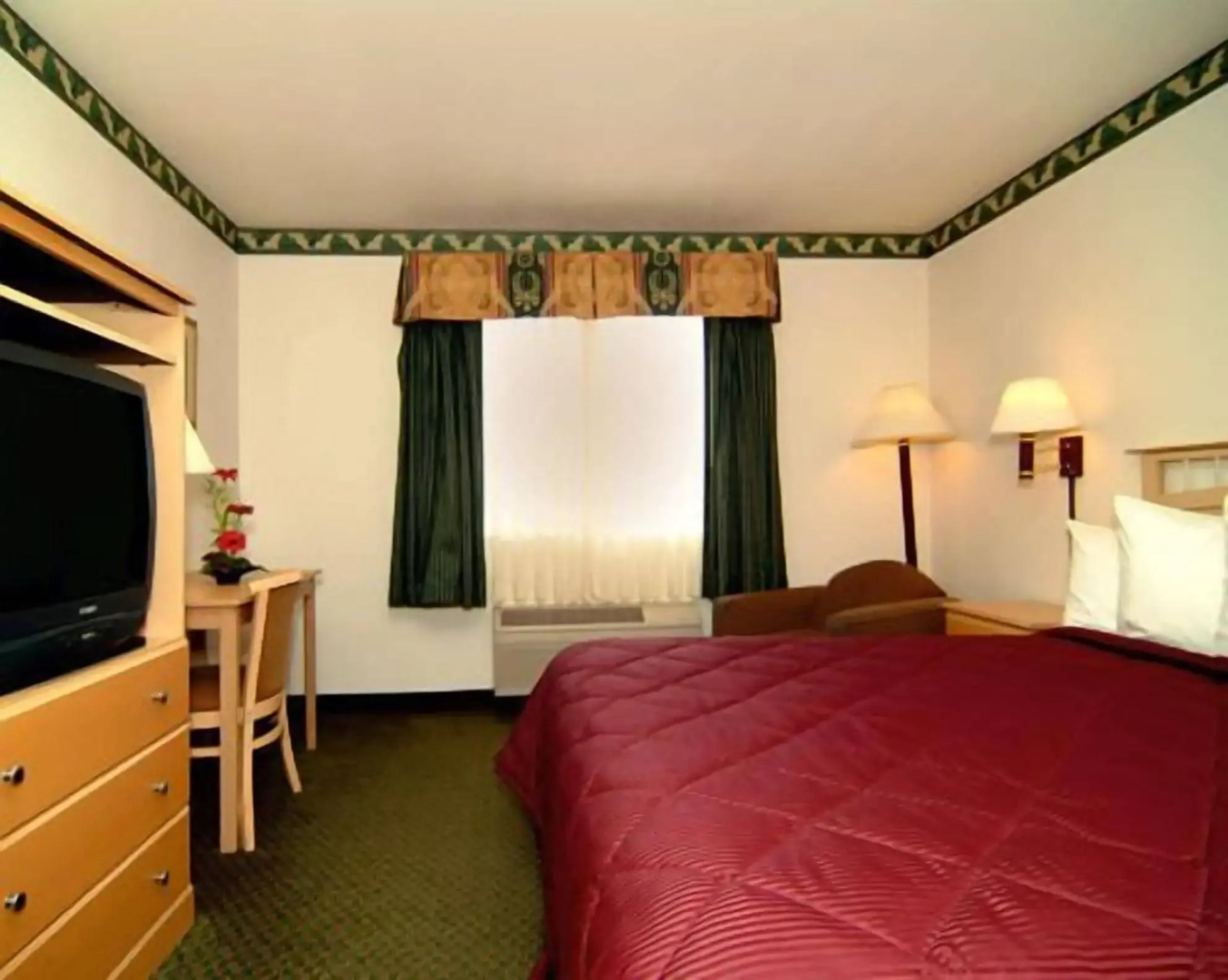 Lamplighter Inn & Suites