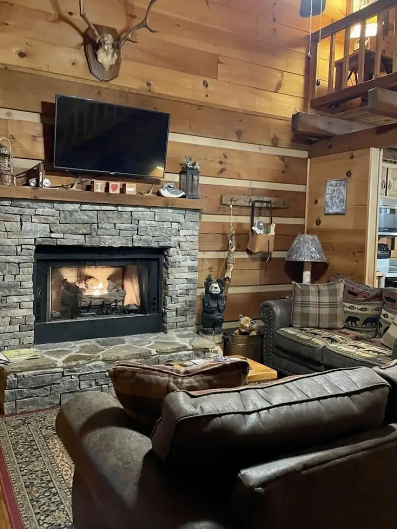 Leave the stress behind!- private hot tub, pet and motorcycle friendly, let peace and nature surround you! 2 Bedroom Home by RedAwning