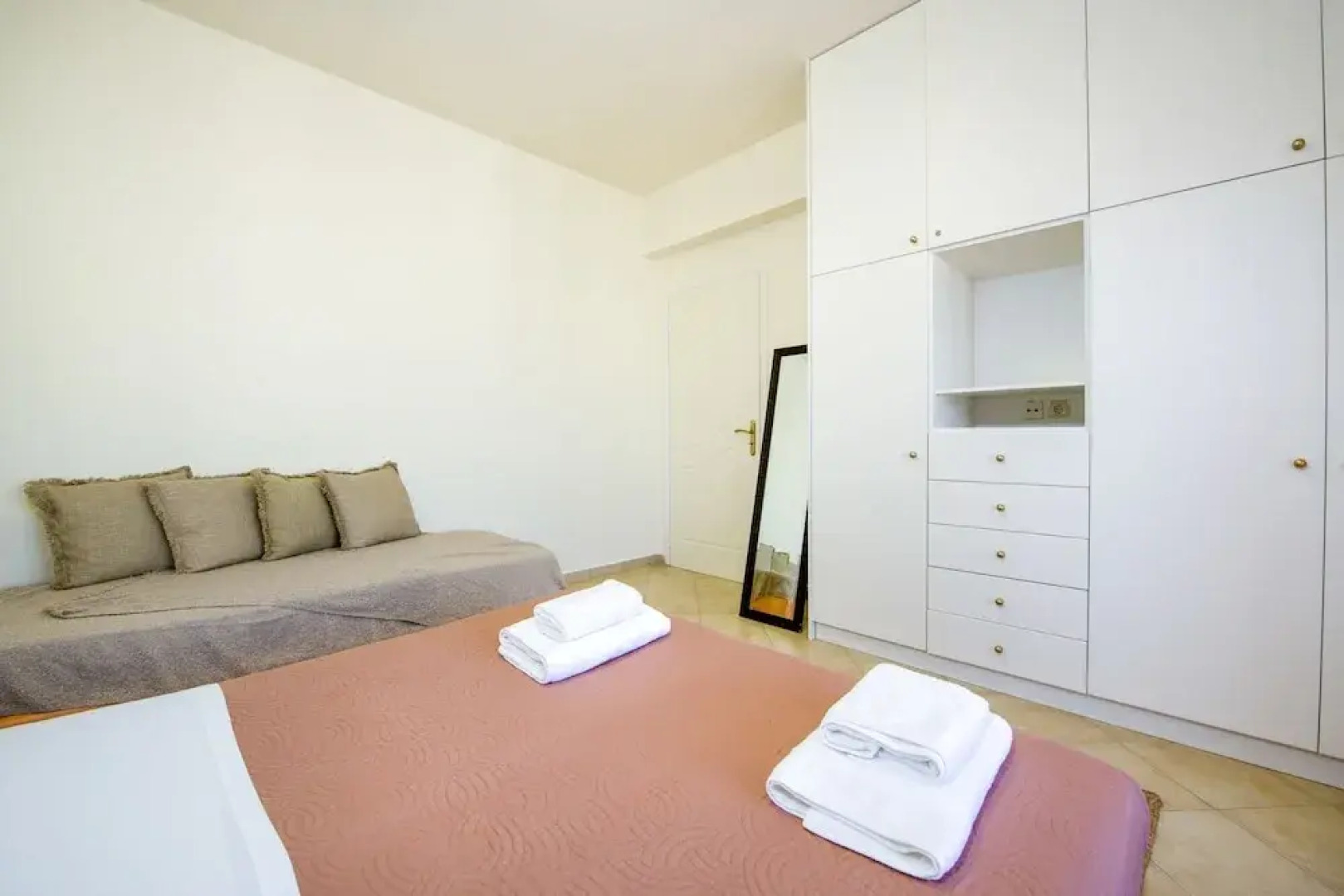 Dione Apartment with Terrace near Kalathas beach