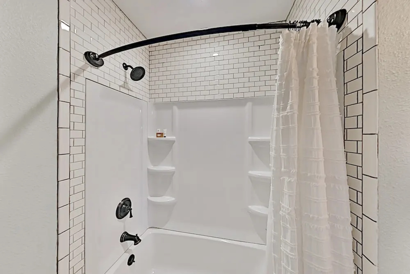 Deluxe Getaway: Big Corner Lot, Great Locale! 3 Bedroom Home