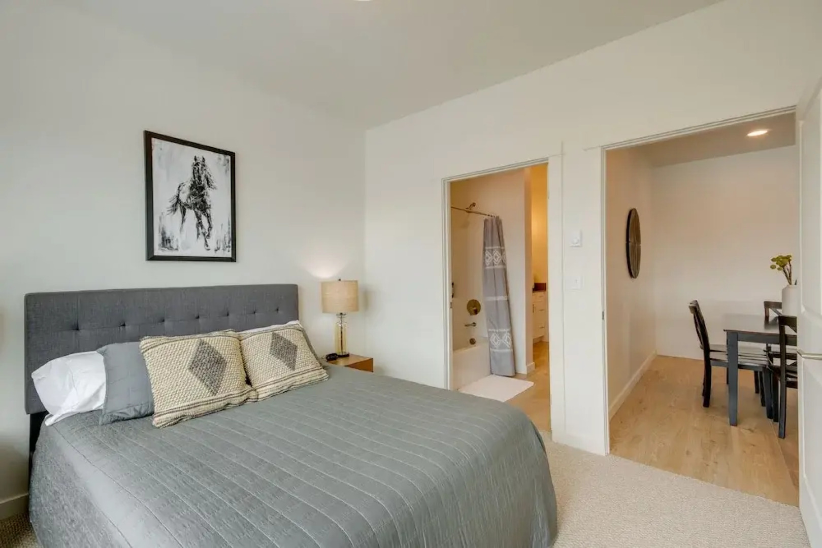 Livingston Condo w/ Balcony - 2 Mi to Downtown!