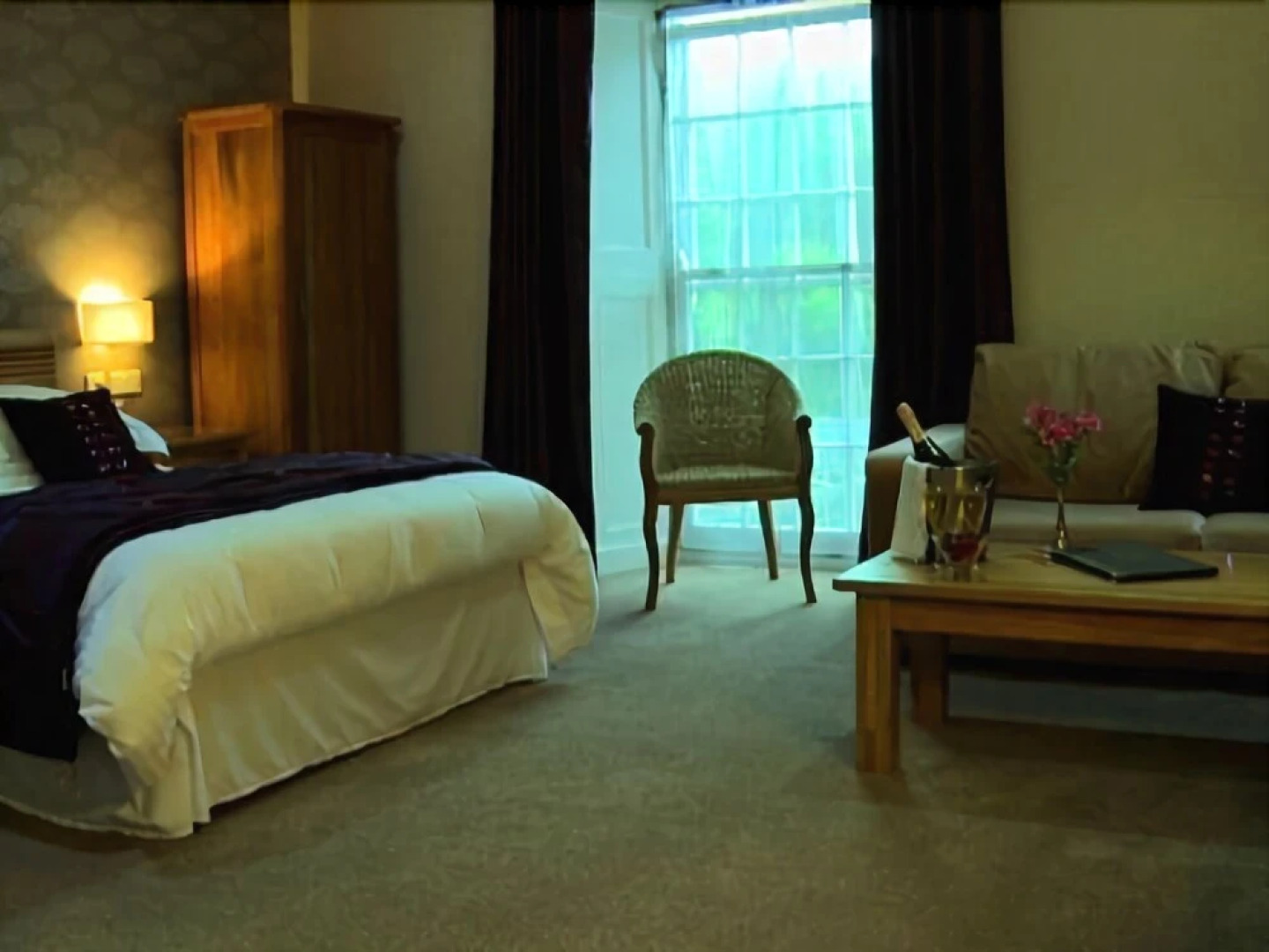 The Britannia Inn & Waves Restaurant