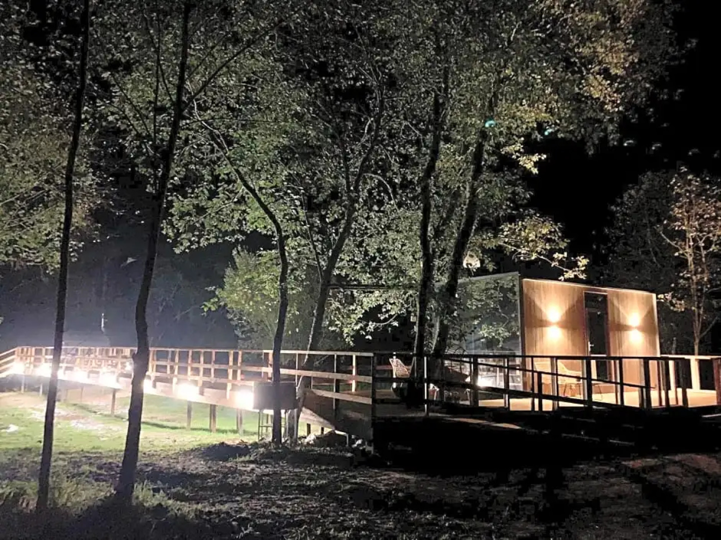 Riverbed inn ÖÖD mirror house and Iglucraft sauna by river