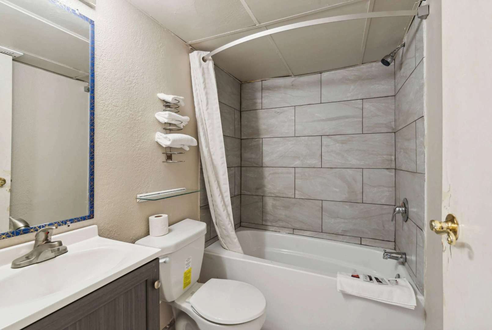 Super 8 by Wyndham Millbury/Toledo