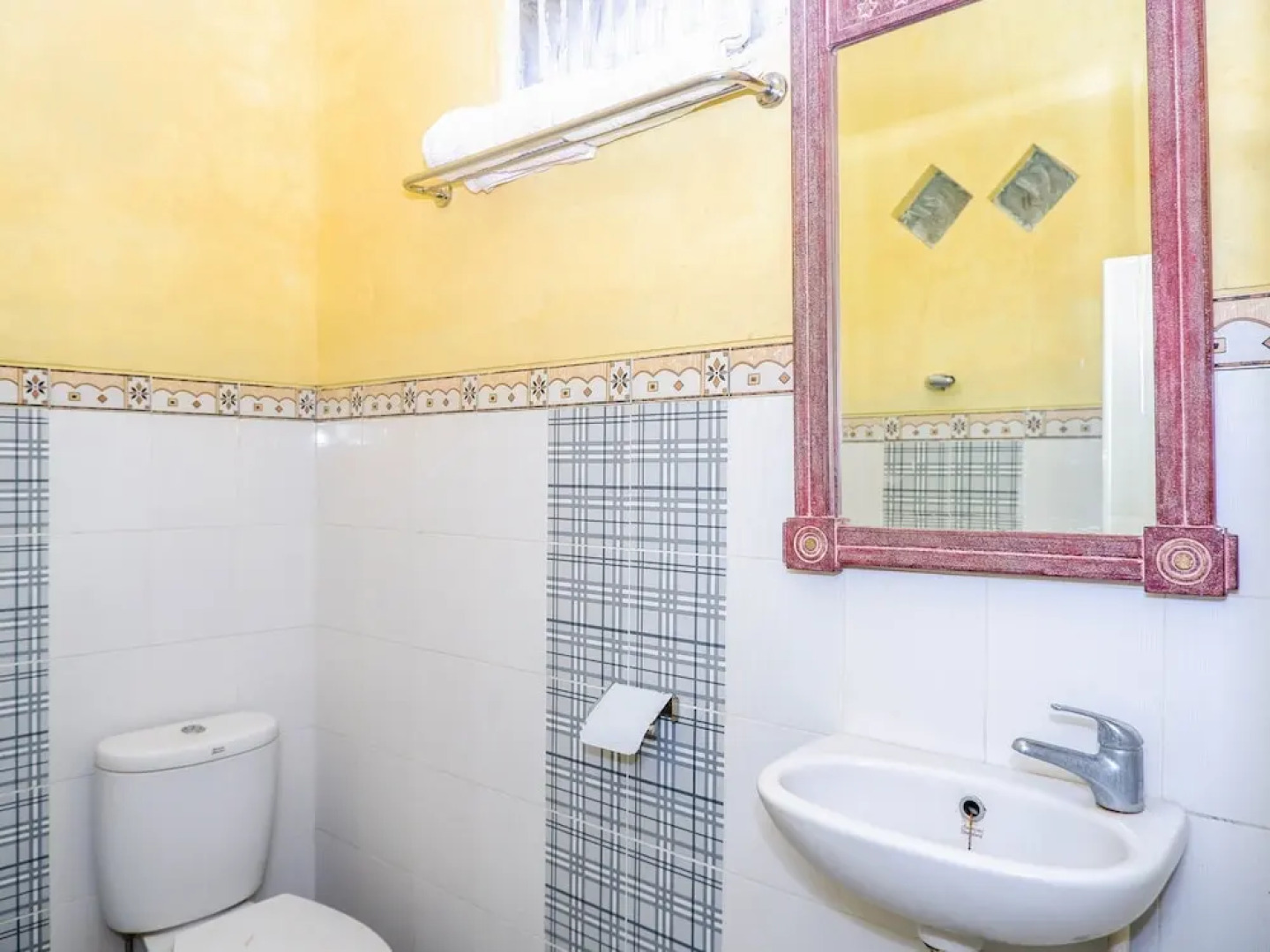 OYO 898 Joglo Family Hotel & Homestay