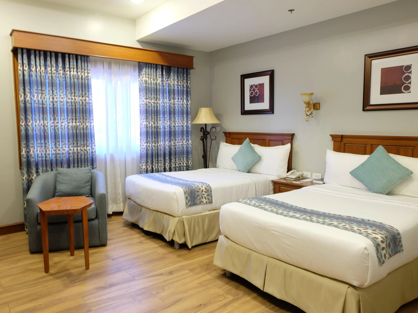 Paragon Hotel and Suites