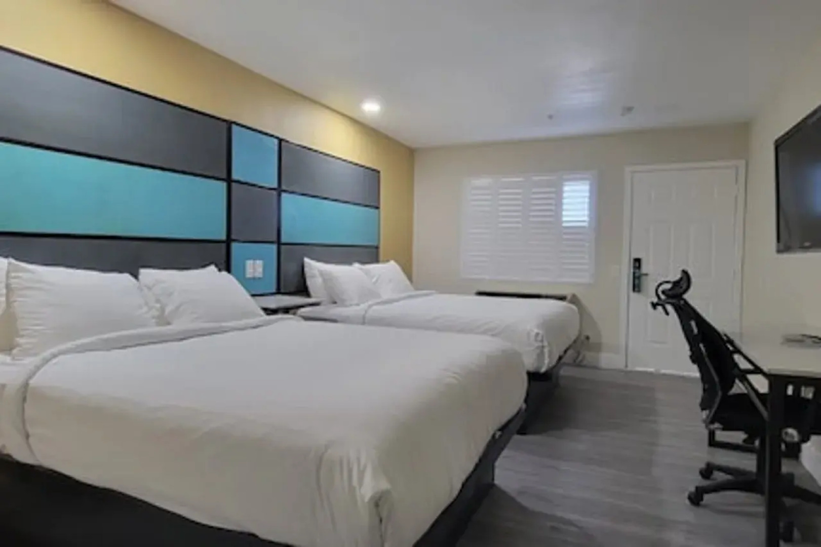 Hotel Avenida Victorville I 15