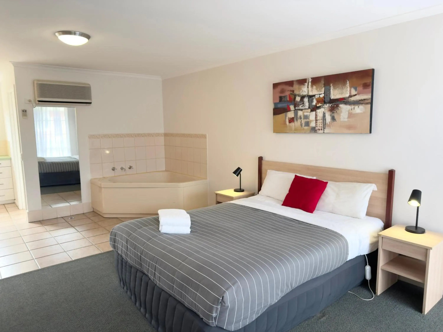 Beachcomber Motel And Apartments