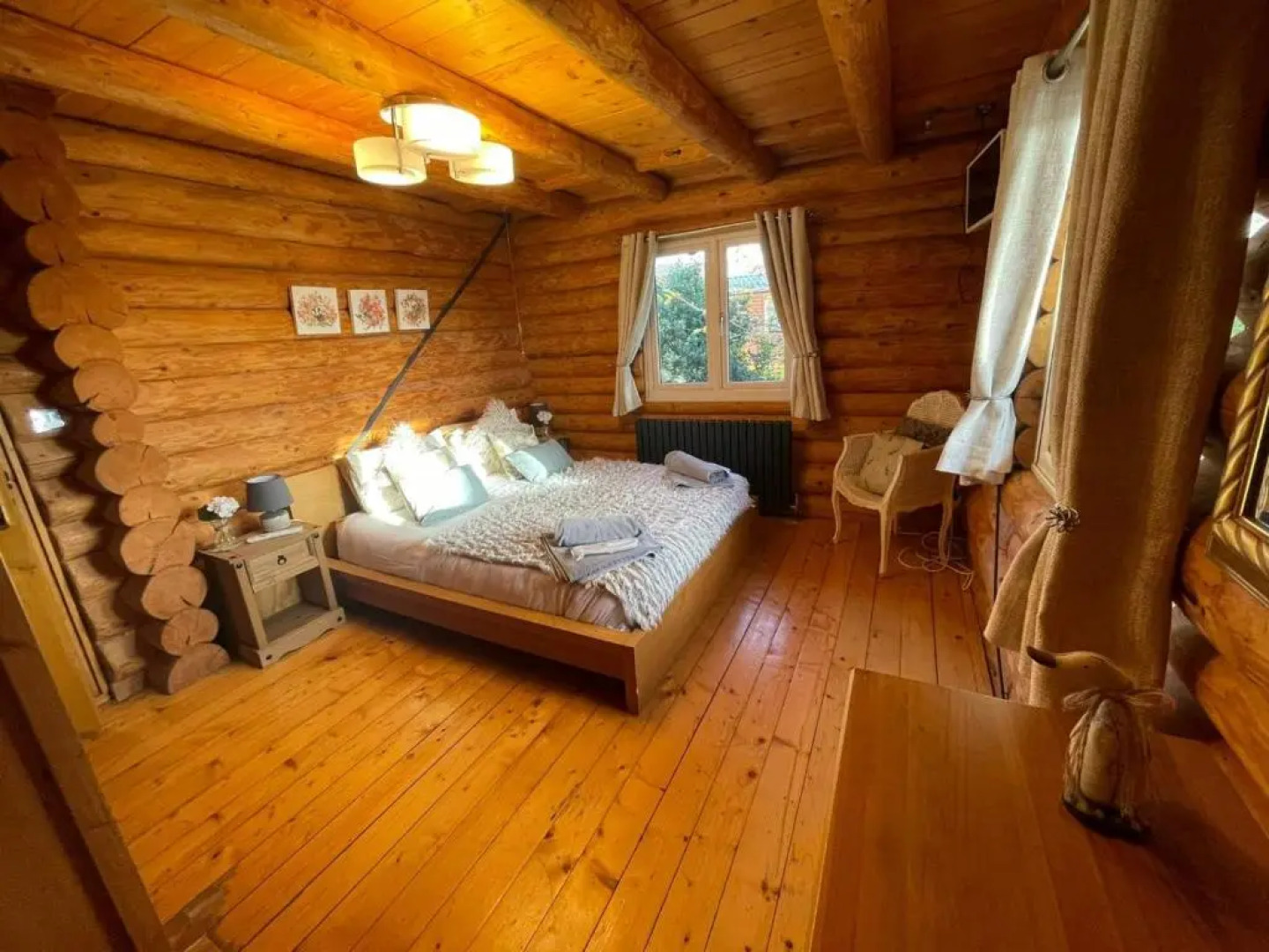 Woodpecker Log Cabin with hot tub, pizza oven bbq entertainment area, lakeside with private fishing peg situated at Tattershall Lakes