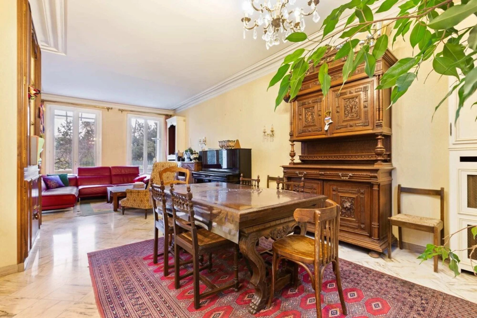 Red and Rustic Home Near Bois de Vincennes for 7 pax