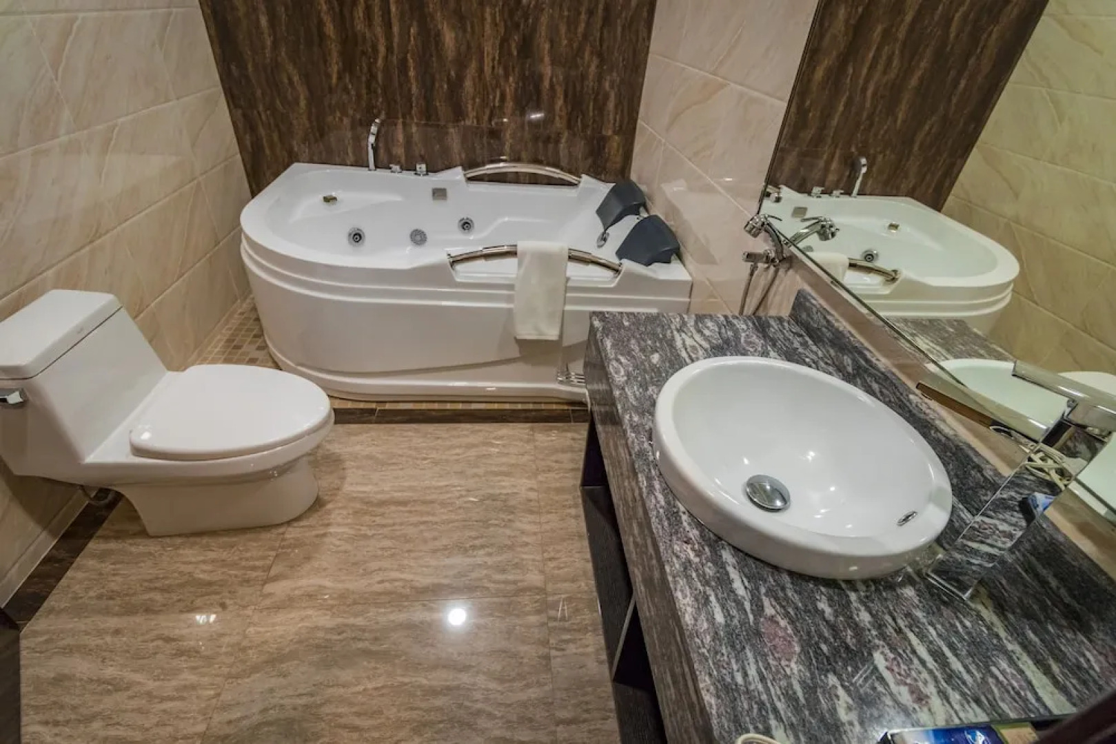 Hotel City Plaza & Suites