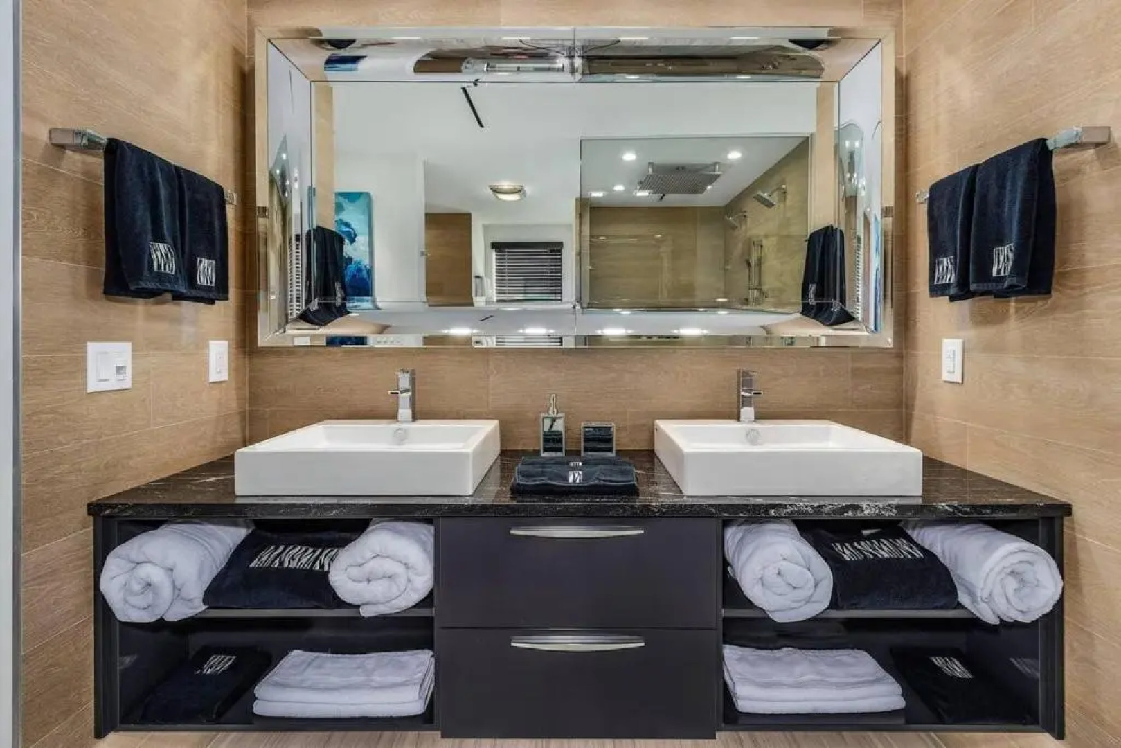 Beach 5 Min. Walk-Luxurious Modern Pool Home