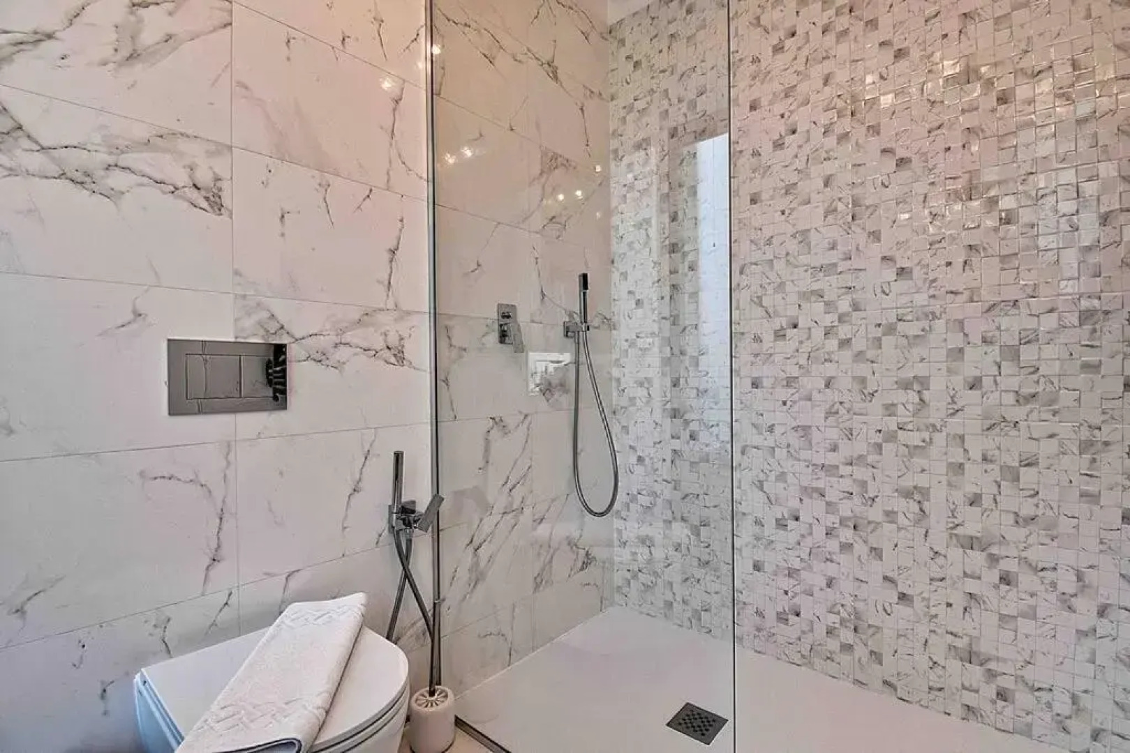 Lake Panorama Loft 5 star Location, Queen Bed, Views