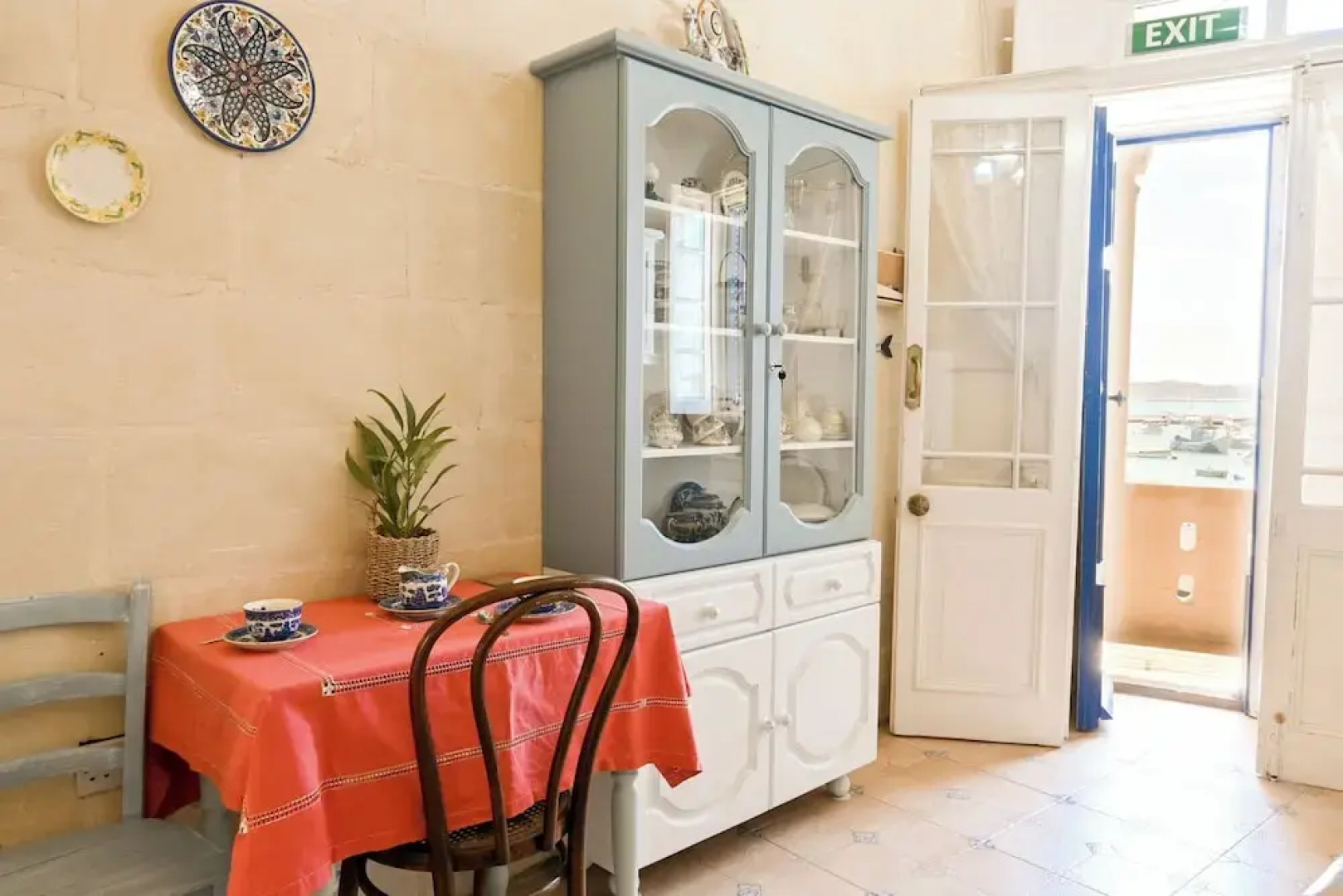 A Cosy Nest Overlooking The Sea