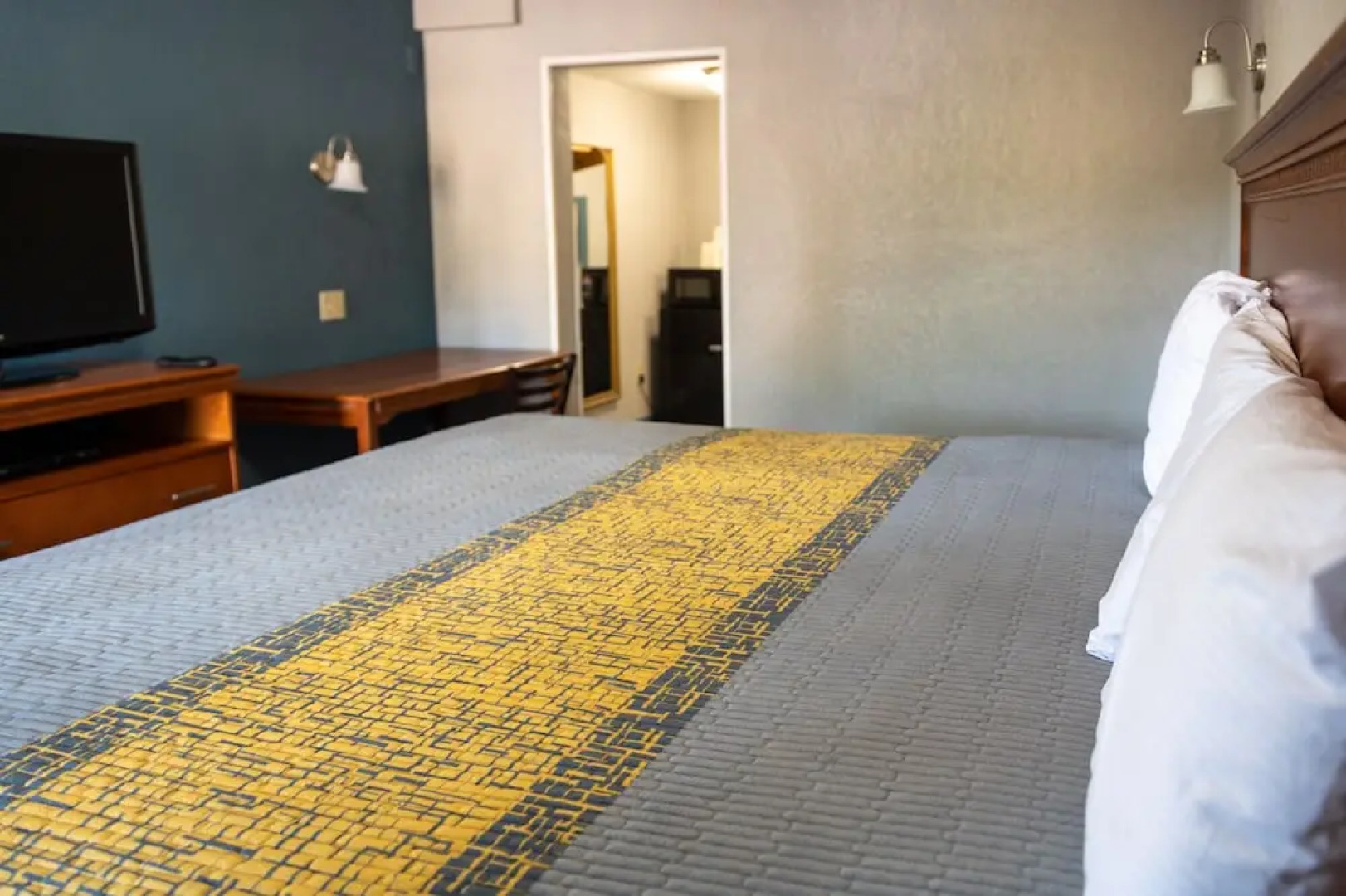 Riverside Inn and Suites