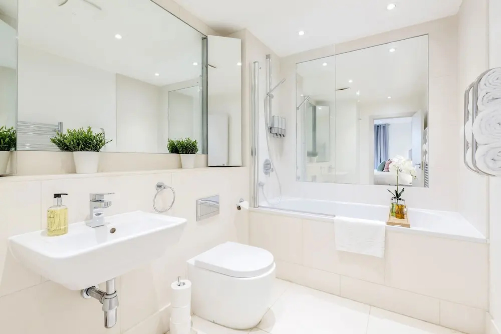 Large Windsor Apartment Free Parking Single or King Beds