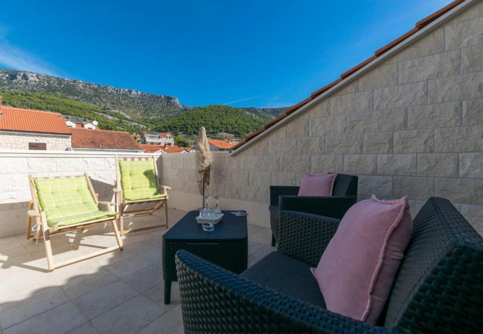 Room Mate 1 - 130 m from sea: R2 Roza Bol, Island Brac