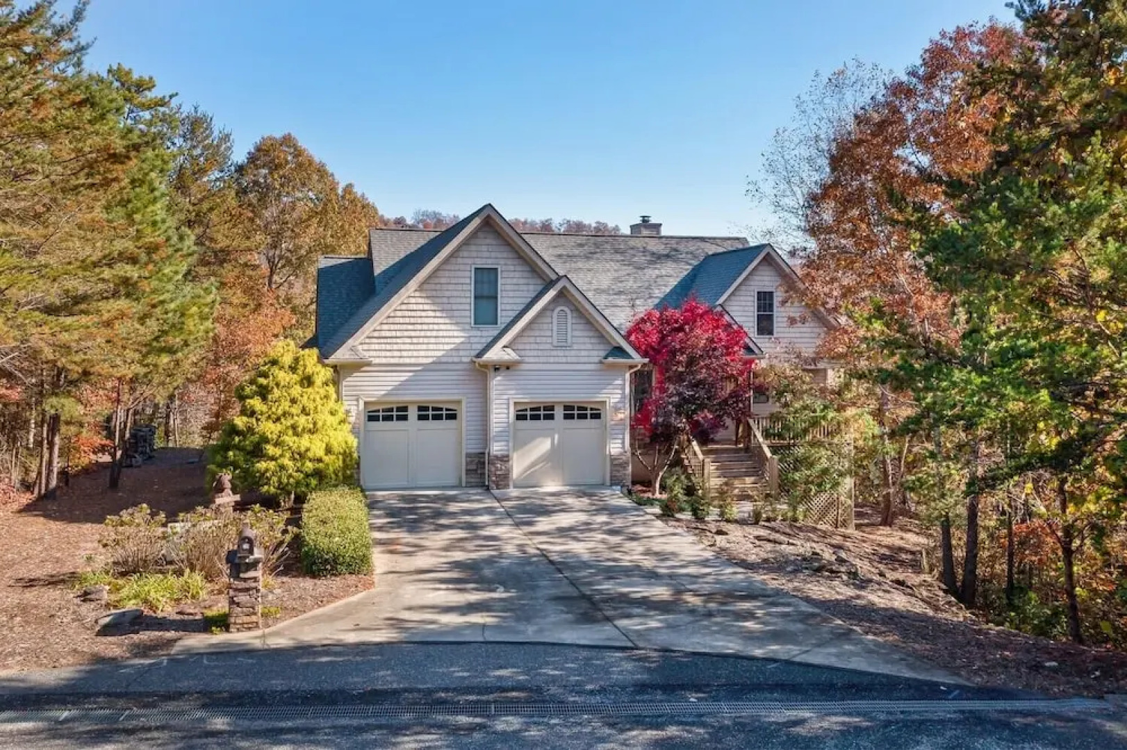 Rumbling Bald Resort Home In Lake Lure - Wifi - Community Beach, Pool, Golf And More 5 Bedroom Home by Sunscape Property Management