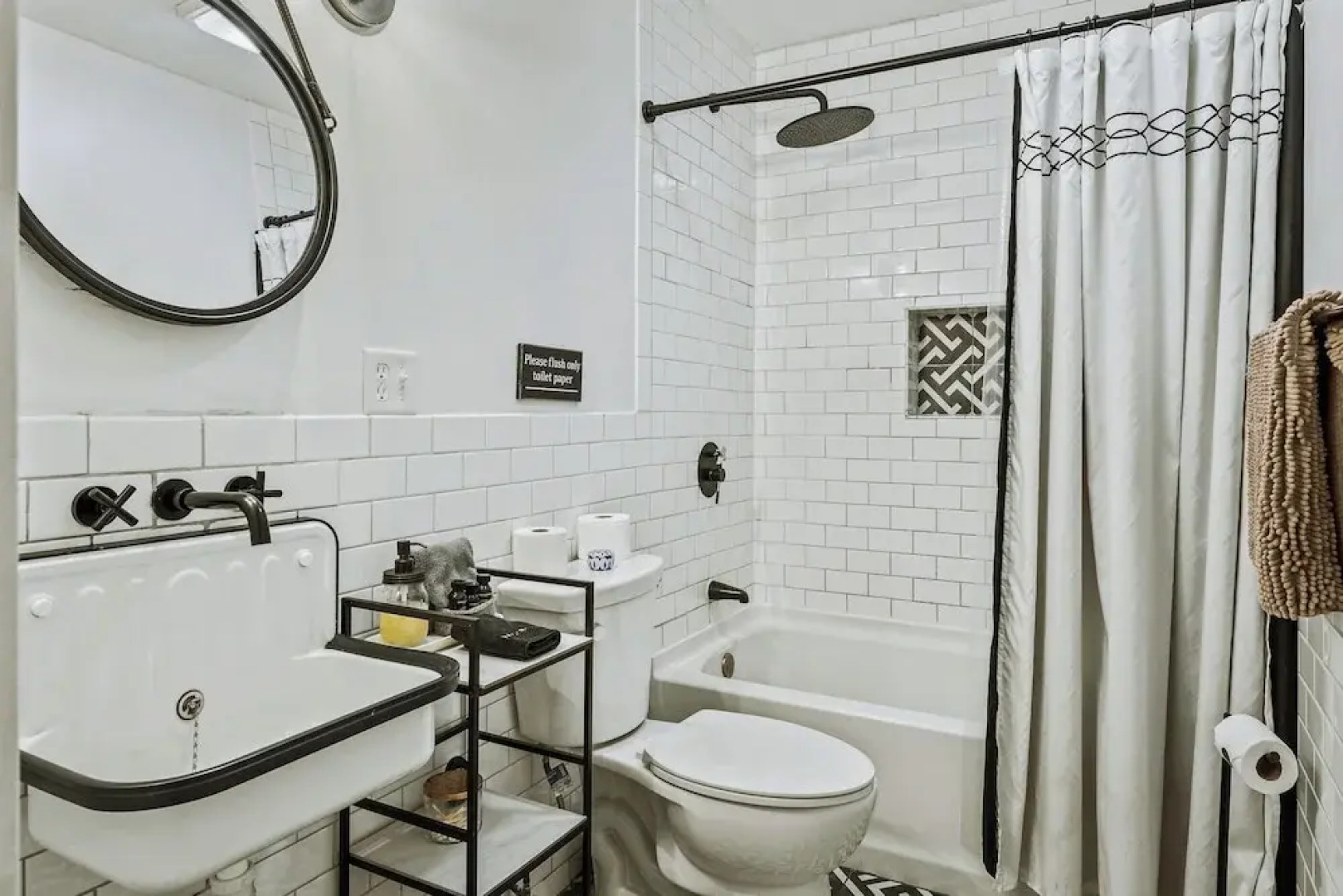 Lake Daze by Avantstay Lakefront w/ Modern Interior, Enclosed Porch & Hot Tub