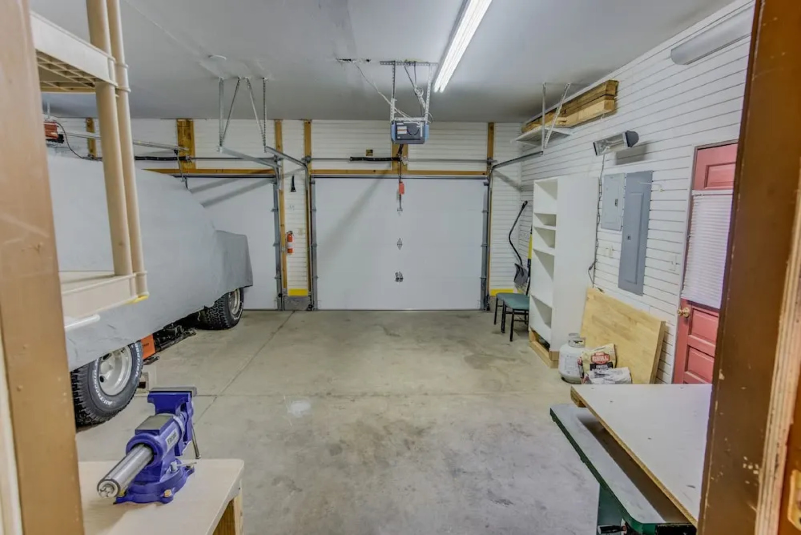 4 BR Country Home in Suburbs W/trails & Parks