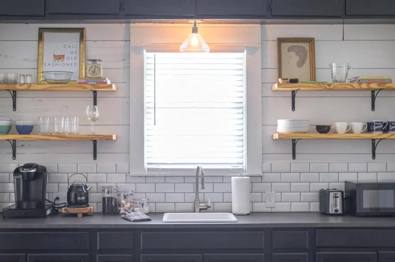 Restored 1930s Uptown Bungalow 2 min to Magnolia Silos